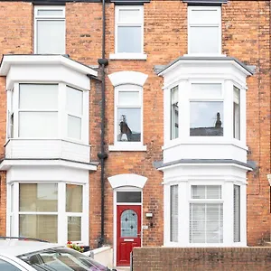 - Trafalgar - 4 Bedroomed House - Free Parking Scarborough