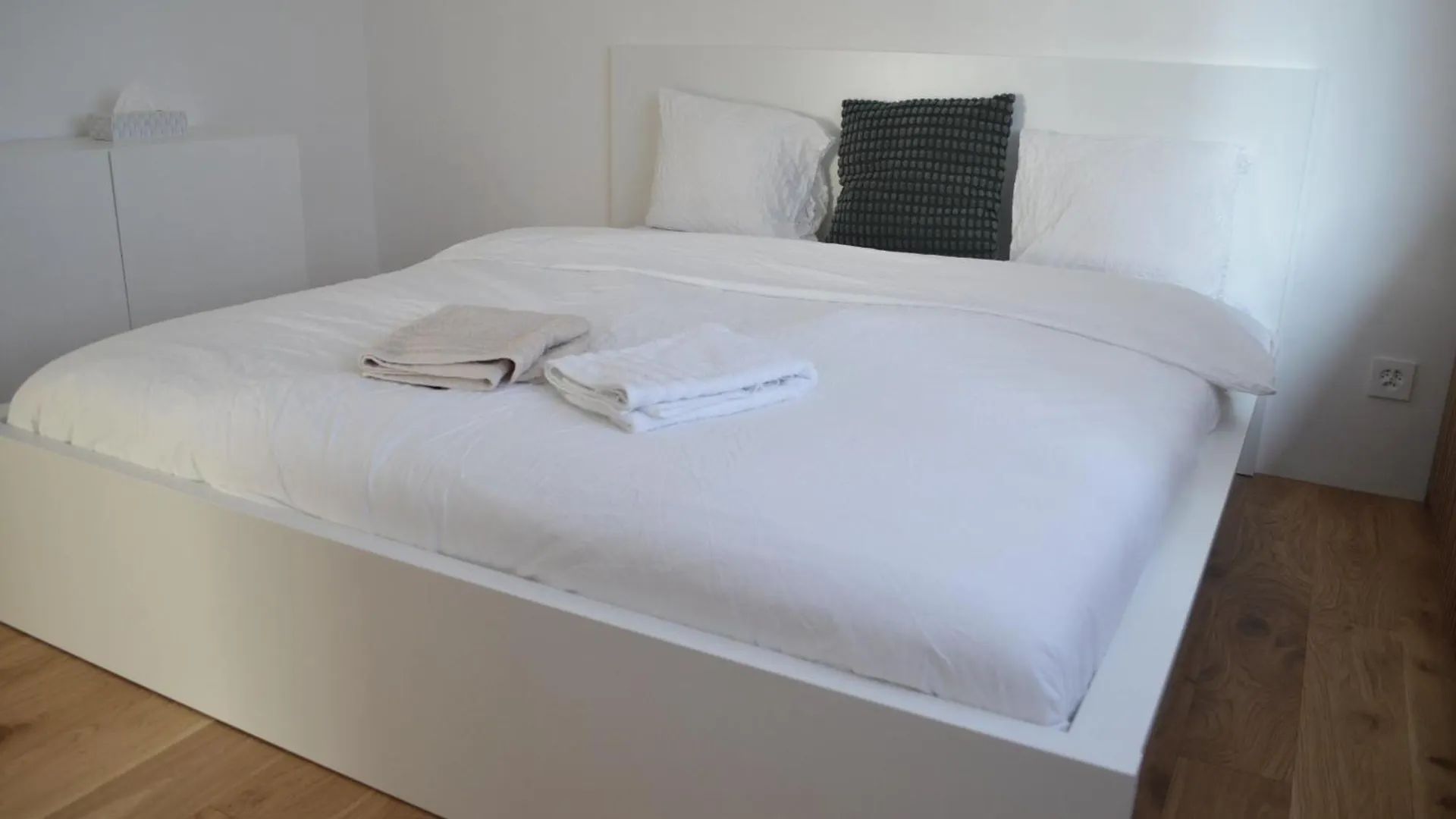 Vk - H - Zuerich Airport - Luxury - Homestay - Haldenstrasse - كلوتان 0*,  سويسرا